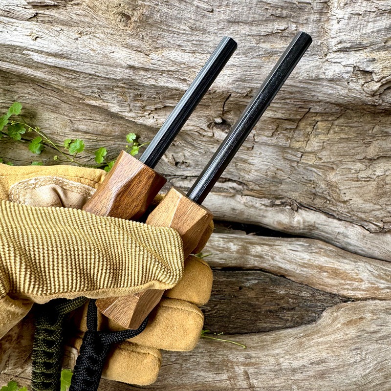 Ferro Rod Striker - ที่จุดไฟแบบใช้หินเหล็กไฟกลางแจ้งแบบใหม่ พร้อมด้ามจับไม้ ตัวจุดไฟกันน้ำ แท่งแมกนีเซียม อุปกรณ์เอาตัวรอดสำหรับการตั้งแคมป์และเดินป่า ของขวัญ